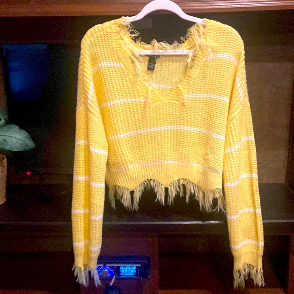 Yellow and white cropped v neck knit sweater